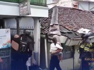 Polisi Kawal Ibu akan Melahirkan di Jalur Puncak Bogor