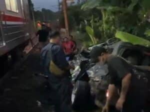 Detik-Detik Grand Livina Dihantam KRL di Bogor, Warga Panik Berhamburan