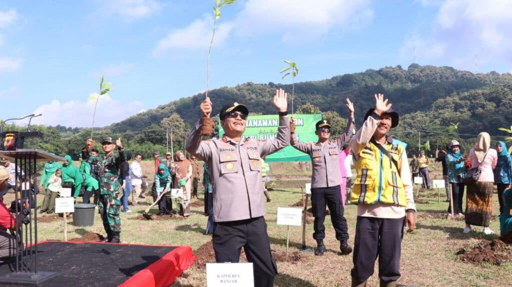 Aksi Nyata di Hari Bumi: Polres Banjar dan Forkopimda Tanam Pohon di Bantaran Sungai Citanduy