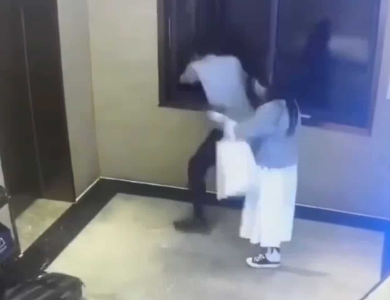 pria lompat lewat jendela