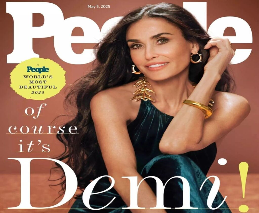 Demi Moore Dinobatkan Sebagai “Orang Tercantik di Dunia 2025” di Usia 62 Tahun