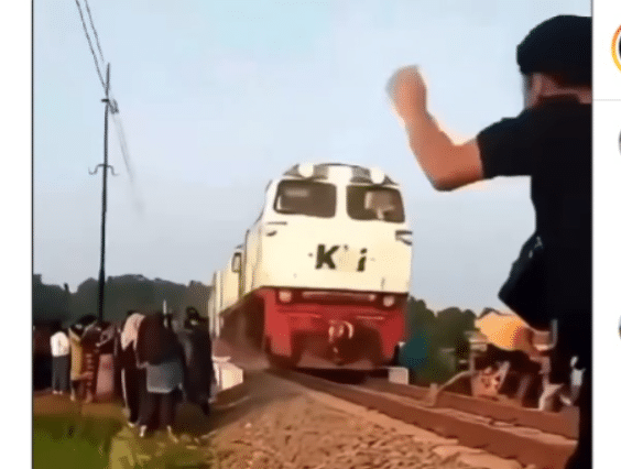 Pemuda Uji Nyali Menghindari Kereta (Instagram/pstore_batam)