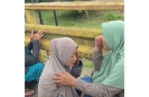 VIRAL! Seorang Ibu Setia Menunggu Anaknya yang Hanyut di Sungai Lebih dari 7 Hari, Sampai Menangis