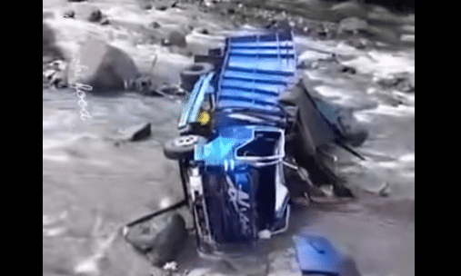 Truk Bermuatan Pasir Tercebur ke Sungai di Ngantang Malang (Facebook/info warga blitar)