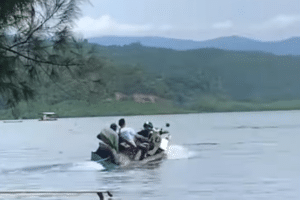 VIRAL! Video Detik-detik Motor Scoopy Tercebur di Pantai Kayu Angin Kolaka Sultra, Netizen: Wasalam