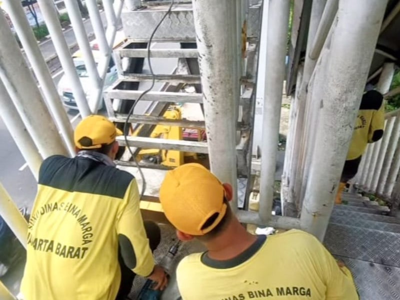 Besi Jembatan Penyeberangan Daan Mogot Digasak Maling, Warga Resah