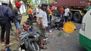 Tabrakan Adu Banteng di Gresik Kembali Terjadi, Arek Kebomas Nyawanya Melayang di Jalan