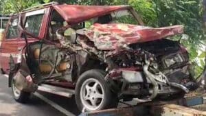Rombongan Mobil Kijang asal Nganjuk Dihantam Truk Fuso di Tuban Seorang Penumpang Tewas, Enam Luka-luka