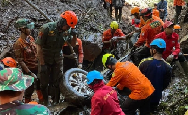 10 Korban Dua Mobil yang Tersapu Tanah Longsor di Cangar Mojokerto Ditemukan, ini Daftarnya