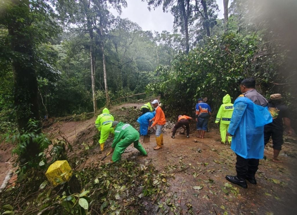 longsor di mojokerto sebabkan dua orang tewas. (tangkap layar)