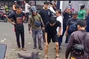 VIRAL! Video Aksi Pencuri Motor Digagalkan Warga Lalu Dihajar hingga Babak Belur, Pelaku Bawa Senjata Api