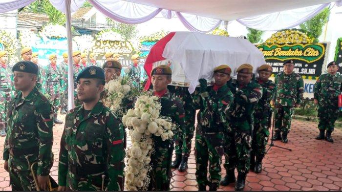 Hotma Sitompul dimakamkan secara militer. (tangkap layar)