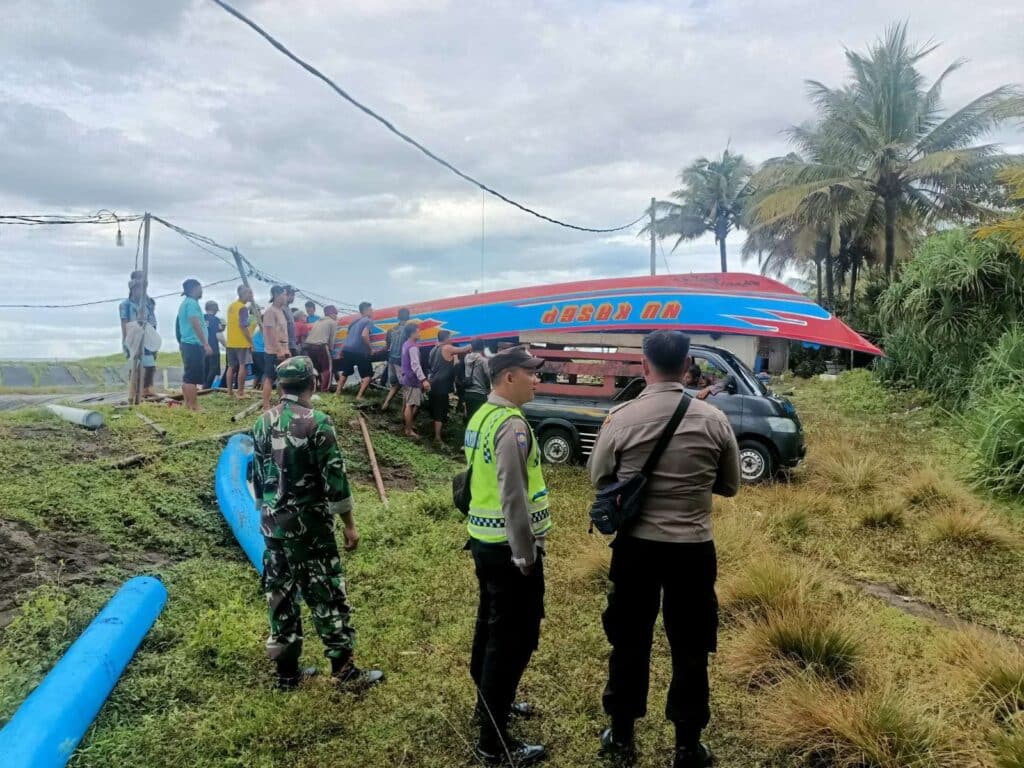 Perahu Nelayan Cipatujah Karam Dihantam Gelombang Tinggi, Nelayan Selamat Setelah Berenang Sejauh 1 Kilometer