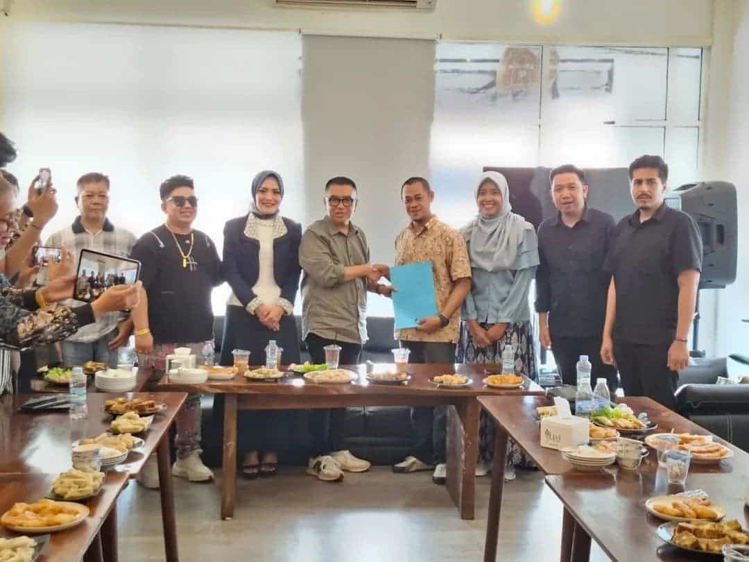 Ketua Umum Asosiasi Kreator Konten Seluruh Indonesia (AKKSI), Helmy Yahya, resmi melantik dan memberikan mandat kepada kepengurusan Dewan Perwakilan Wilayah (DPW) AKKSI Sumsel. (Ist)