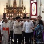 Presiden Prabowo Subianto ziarah ke Uskup Kupang Petrus Turang yang disamayamkan di Gereja Katedral Jakarta. (Sekretariat Presiden)