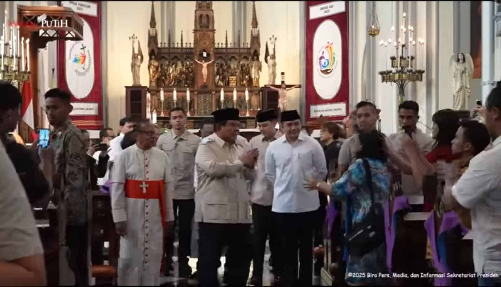 Presiden Prabowo Subianto ziarah ke Uskup Kupang Petrus Turang yang disamayamkan di Gereja Katedral Jakarta. (Sekretariat Presiden)