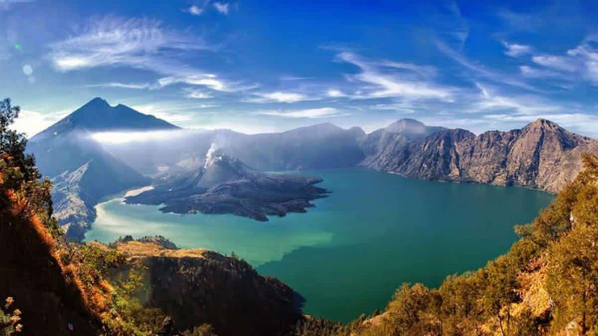 Gunung Rinjani di Lombok manjakan para pendaki dengan alam yang indah dan mempesona. (Ist)