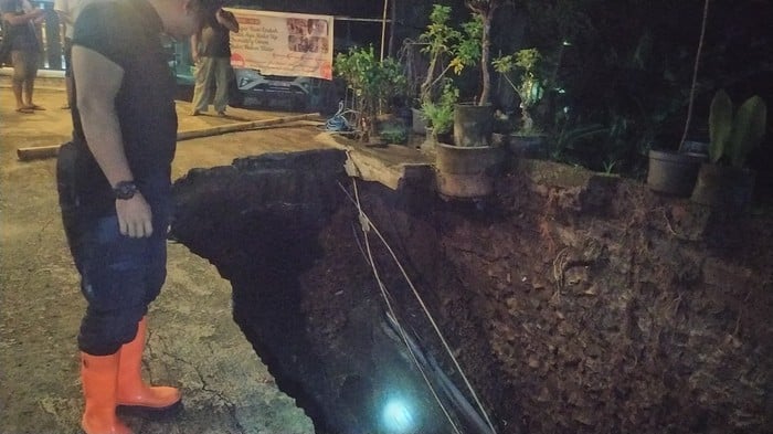 Diguyur Hujan Deras, Halaman Rumah Warga Blitar Tiba-Tiba Ambles Sedalam 4 Meter