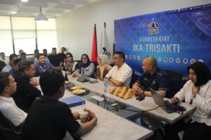 Menteri UMKM Serahkan Dokumen Pencalonan Ketua Umum IKA Trisakti