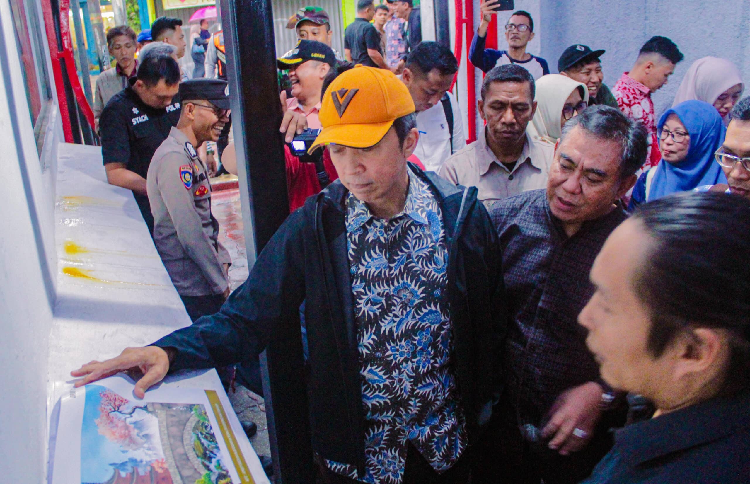 Wali Kota Bogor, Dedie A. Rachim, Pj Sekdakot Bogor, Hanafi, saat mengecek kesiapan penataan Gang Roda 4 di Jalan Suryakencana, Kecamatan Bogor Tengah (KIS/Nicko)
