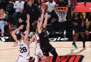 Golden State Warriors Lolos ke Semifinal Playoff NBA 2025 Usai Kalahkan Rockets di Game 7