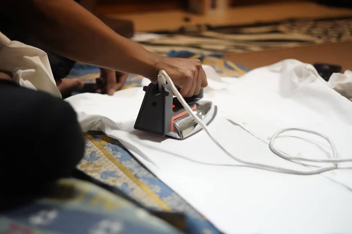 Cara Membersihkan Setrika Lengket