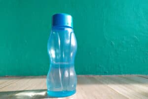 Cara Bersihkan Botol Minum Plastik agar Bisa Digunakan Kembali