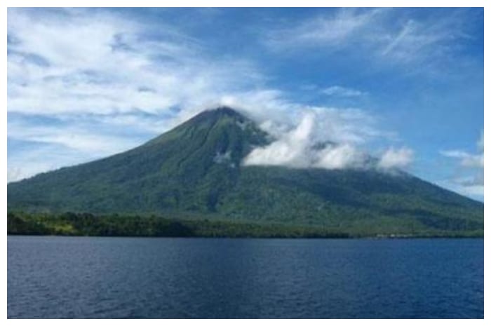 Mendaki Gunung Gamalama: Keindahan Alam dan Kearifan Lokal