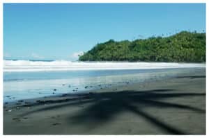 Eksotisme Pantai Dorume: Pasir Biji Besi dan Ombak untuk Selancar