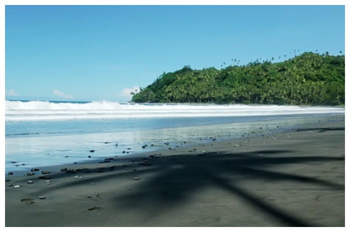 Eksotisme Pantai Dorume: Pasir Biji Besi dan Ombak untuk Selancar