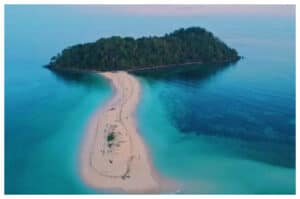 Pulau Bogisa: Oase Ketentraman dengan Pantai Pasir Putih dan Laut Biru Memukau