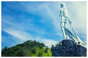 Batu Nona, Ikon Wisata Unik di Pantai Kema