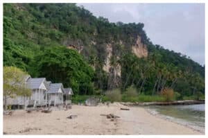 Pantai Biluhu: Pesona Alam Eksotis dengan Tebing Megah dan Pasir Putih Bersinar