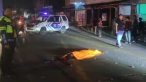 Tertib di Lampu Merah Pengendara Motor Gresik ini, Malah Dihantam Mobil Innova Hingga Tewas di Surabaya