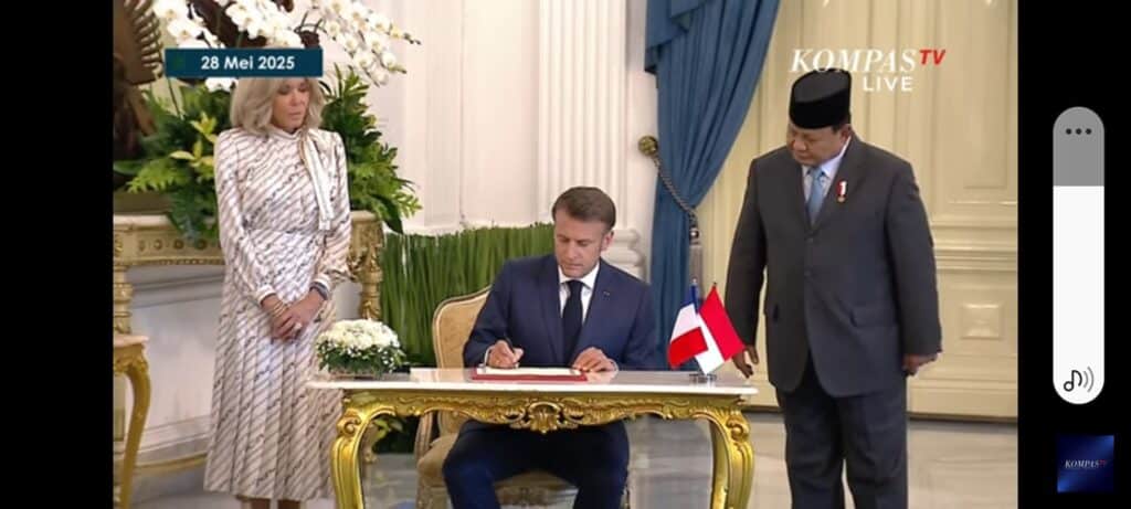 Prabowo Sambut Hangat Kedatangan Presiden Prancis Emmanuel Macron di Istana Merdeka
