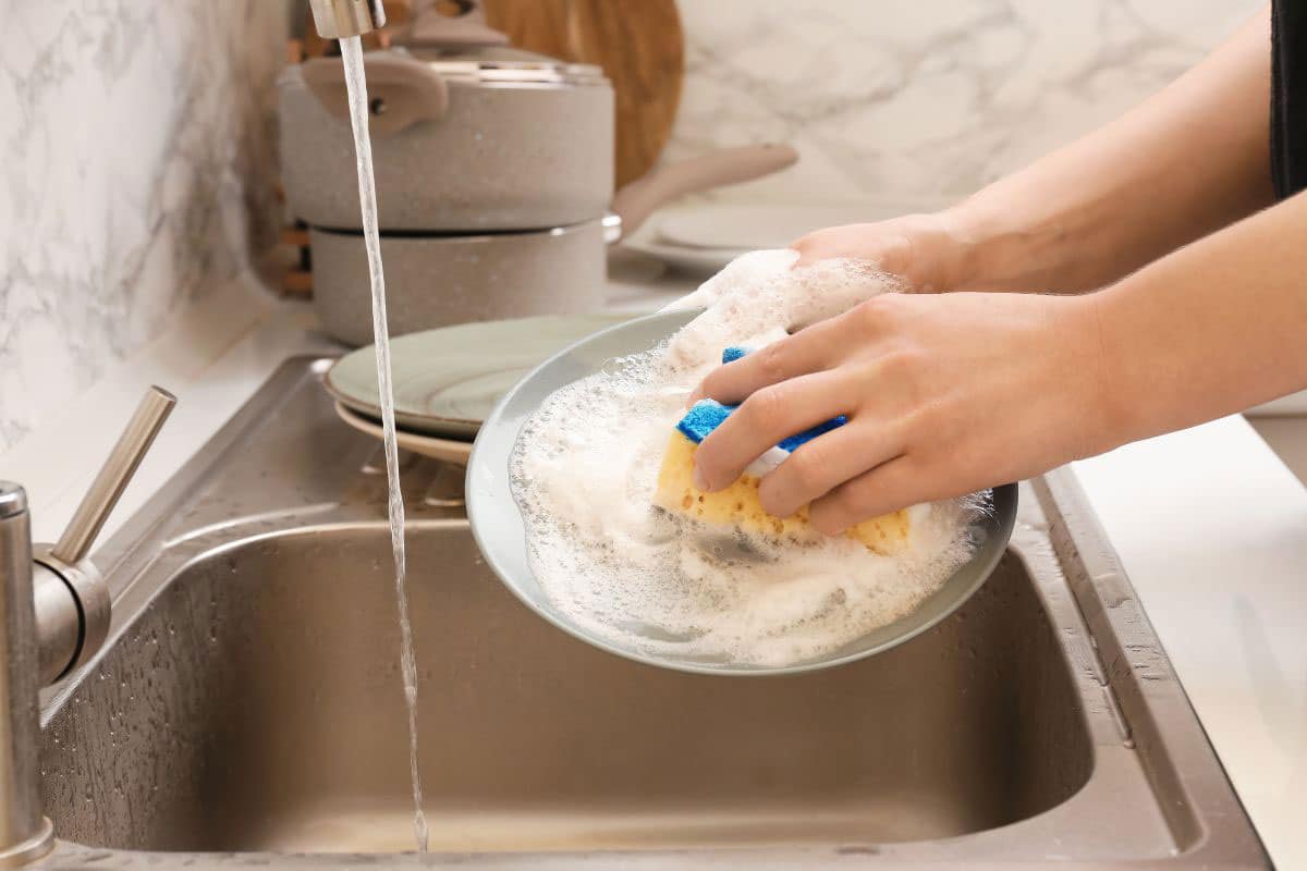 cara bersihkan piring berlemak