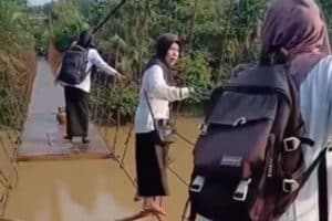 Viral! Sejumlah Guru di Jambi Sebrangi Jembatan Rusak Parah demi Capai Tempat Mengajar
