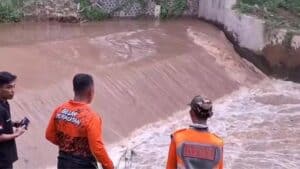 Bocah Ngawi Hanyut Berteriak Berhasil Diselamatkan, Pelajar SMP Paron Masih Hilang Terbawa Air Banjir
