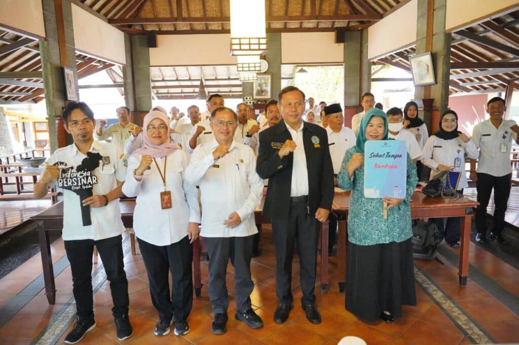 Bakesbangpol Garut Serahkan SK Desa Tangguh Bersinar 2025, Dorong Aksi Korektif Cegah Narkoba dari Desa