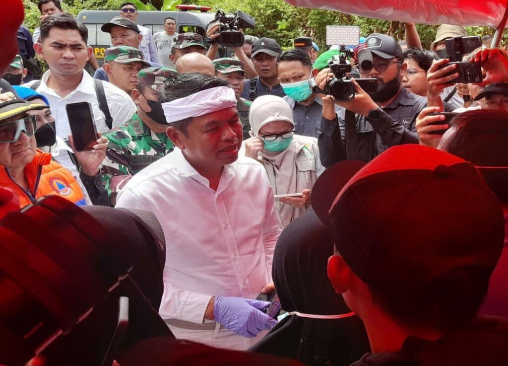 Dedi Mulyadi Tanggung Biaya Pendidikan Anak Korban Ledakan Amunisi di Garut dan Beri Santunan untuk Keluarga Korban