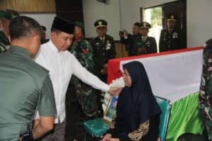 TNI AD Berikan Santunan dan Beasiswa untuk Keluarga Korban Ledakan Amunisi di Garut