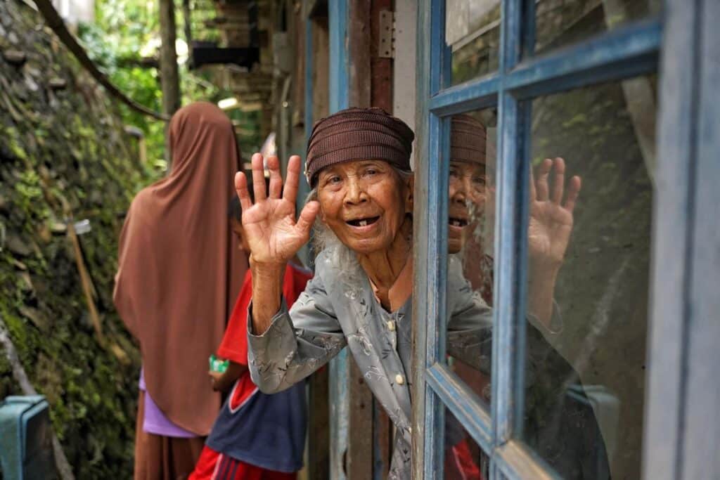Emak Sani 89 Tahun, Semangatnya Tak Pernah Pensiun
