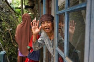 Emak Sani 89 Tahun, Semangatnya Tak Pernah Pensiun