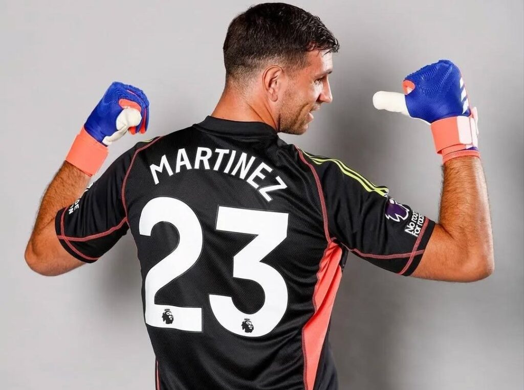 Perpisahan Emosional Emiliano Martinez di Villa Park Usai Kemenangan atas Tottenham