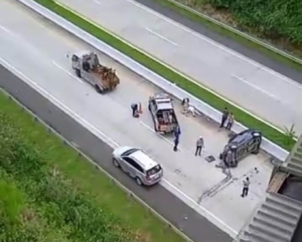 minibus terguling di ruas Tol Cisumdawu