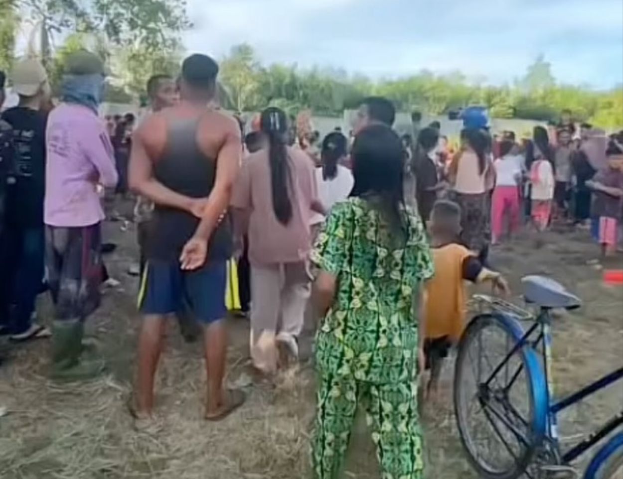 Warga gali mangga ilegal