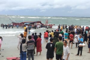 Kapal Sarat Penumpang Tenggelam di Bengkulu, 7 Wisatawan Tewas dan 17 Hilang