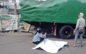 Menyalib Kurang Hati-hati, Seorang Guru di Gresik Jatuh Dari Boncengan Motor Putrinya Tewas Terlindas Truk