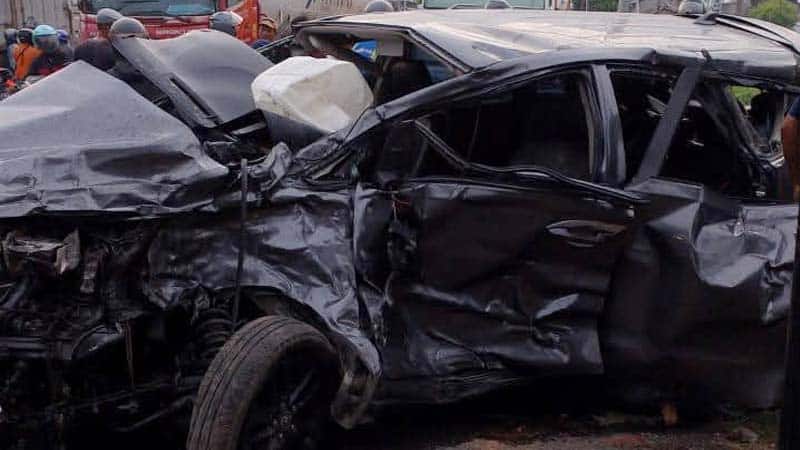 Berhasil Menyalip Dari Kiri, Tetapi Mobil Oleng Digasak Truk Tronton Empat Remaja Bojonegoro Jadi Korban