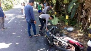 Gagal Menyalip Pasangan Suami Istri warga Perak Jombang Tewas Dihantam Innova dari Arah Berlawanan